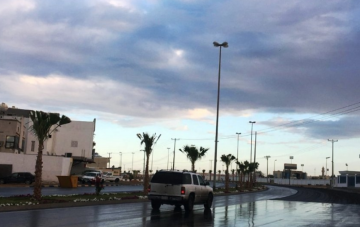 “إنذار أحمر أمطار رعدية غزيرة اليوم على عدة مناطق في السعودية وتحذيرات من سيول محتملة وانخفاض كبير في درجات الحرارة”