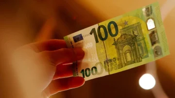 «ارتباك واسع».. سعر 100 يورو مقابل الدينار الجزائري اليوم في السوق الموازية يربك التجار والمستهلكين