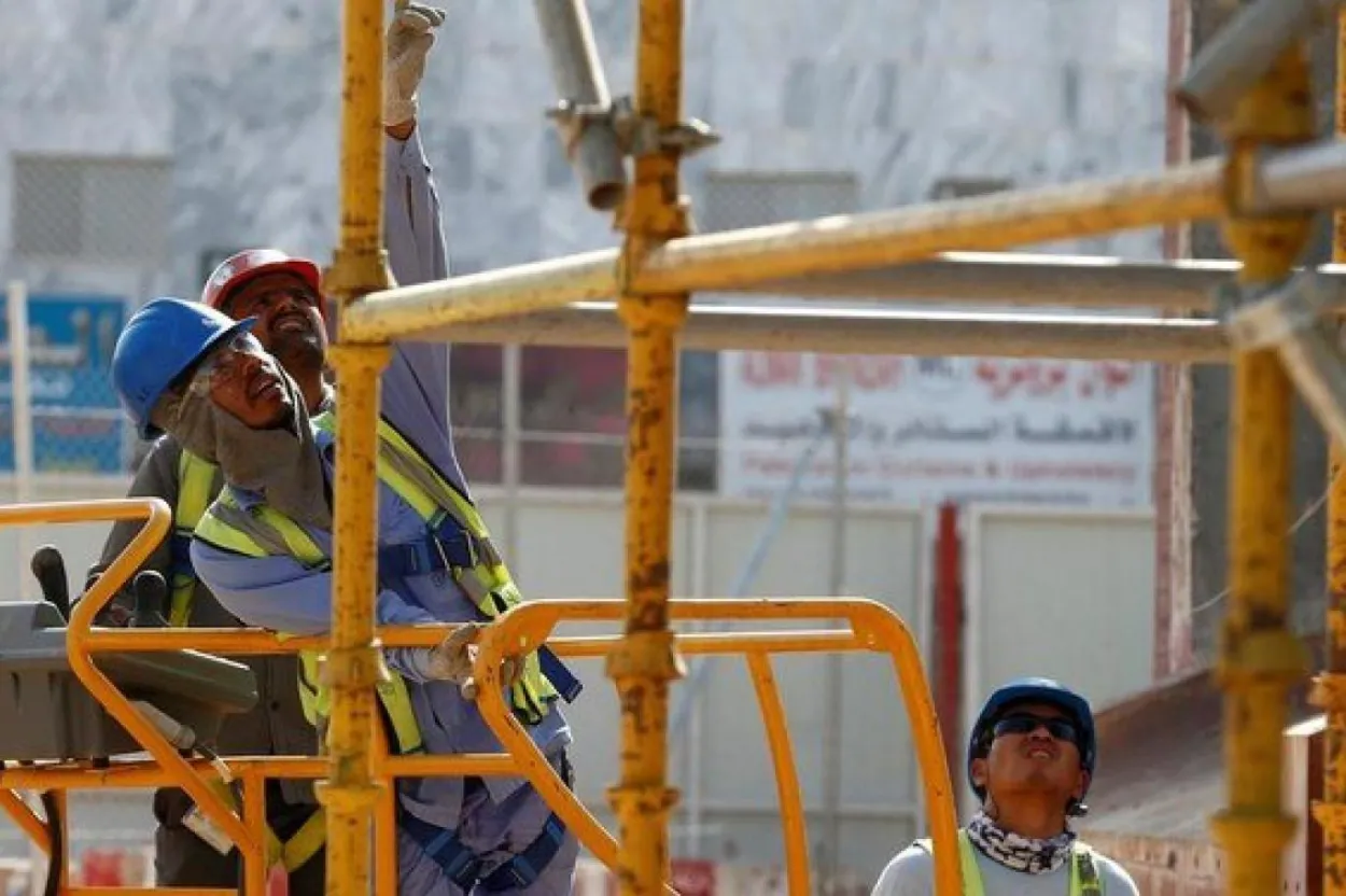السعودية تُحدث تغييراً تاريخياً: إلغاء نظام الكفيل لبعض المهن لتعزيز مستقبل العمل