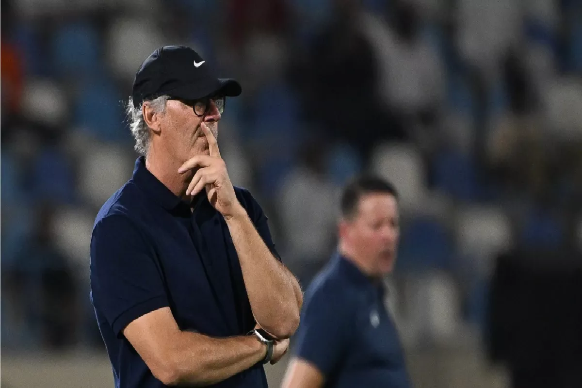 الاتحاد يقيل مدربه الفرنسي وسط جدل بشأن الأسباب الحقيقية وراء القرار