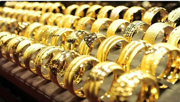 اقتصاد السعودية يشهد منعطفًا تاريخيًا: جرام الذهب عيار 21 يتجاوز 400 ريال لأول مرة!