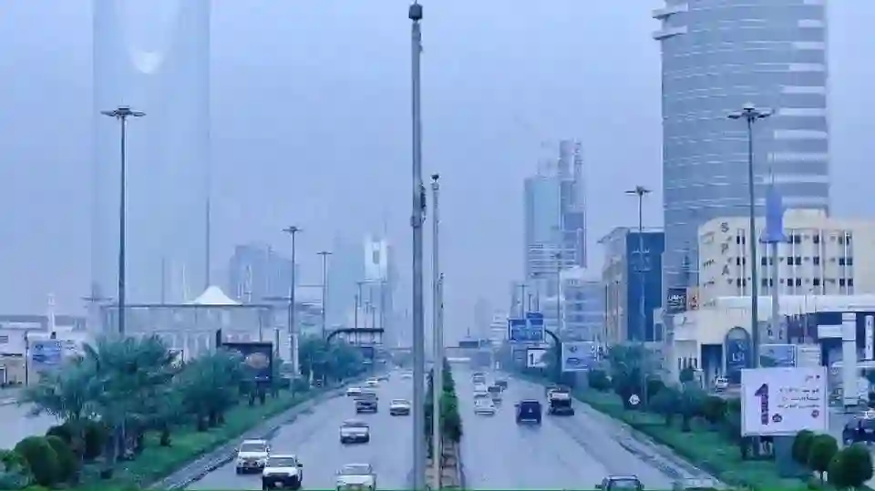 سحر الطقس السعودي: رعود وأمطار وغبار يخلق مشهداً استثنائياً اليوم الأحد!