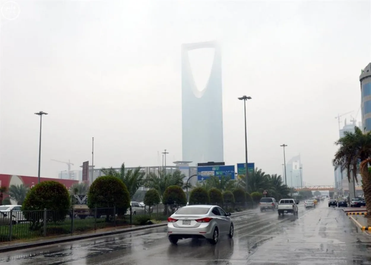 تحذيرات الطقس: أمطار رعدية مفاجئة تضرب عدة مناطق سعودية الليلة!