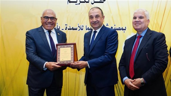وزير قطاع الأعمال يكرم الشركات المصرية المساهمة في صيانة شركة “كيما”