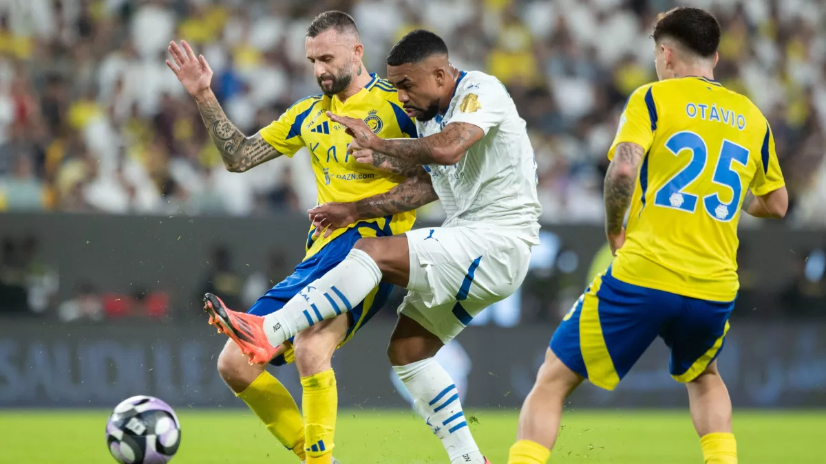 الاستقطاب يفرض قرارًا عاجلاً يهدد مغادرة الأجانب مجانًا.. الهلال والنصر تحت الضغط!