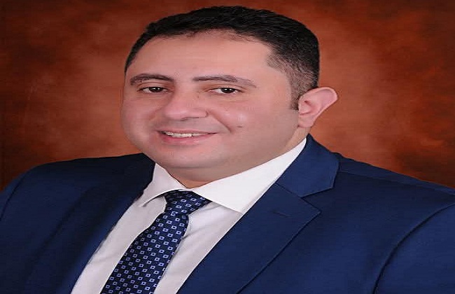نائب محافظ القاهرة يزور المركز التكنولوجي لمتابعة معاملات المواطنين