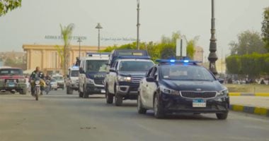 القبض على سائق نقل أثناء تفريغ حمولته في أحد الطرق السريعة بالقاهرة