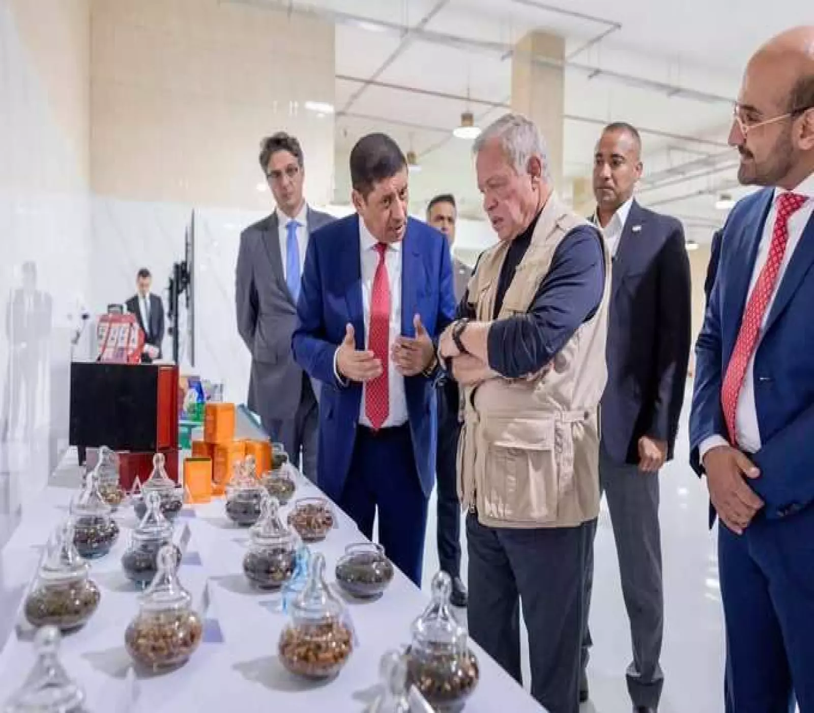 صياغة عنوان صحفي جذاب وواضح، يعبر عن المعنى الأصلي دون تغيير مضمونه: الملياردير اليمني الشهير الذي حظي بزيارة ملكية من العاهل الأردني عبدالله الثاني شخصيا لمصانعه في المملكة !