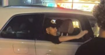 لحظة فرح: أول صور لخروج المطرب سامر المدني من محبسه وسط زفة من أصدقائه