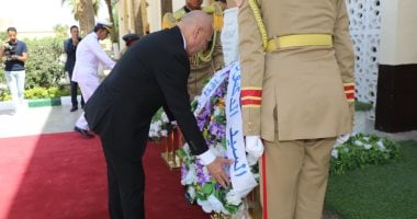 محافظ القاهرة يكرم شهداء المنطقة العسكرية بالخفير بوضع إكليل من الزهور على قبورهم