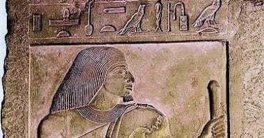 المتحف المصري يبرز لوحة تاريخية نادرة: المشرف على الكتبة وابنه