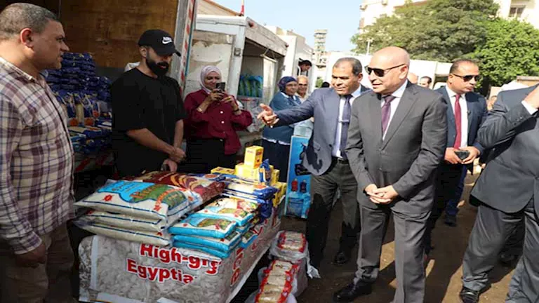 محافظ القاهرة يزور قافلة الخير لتوزيع السلع الغذائية في حي وسط