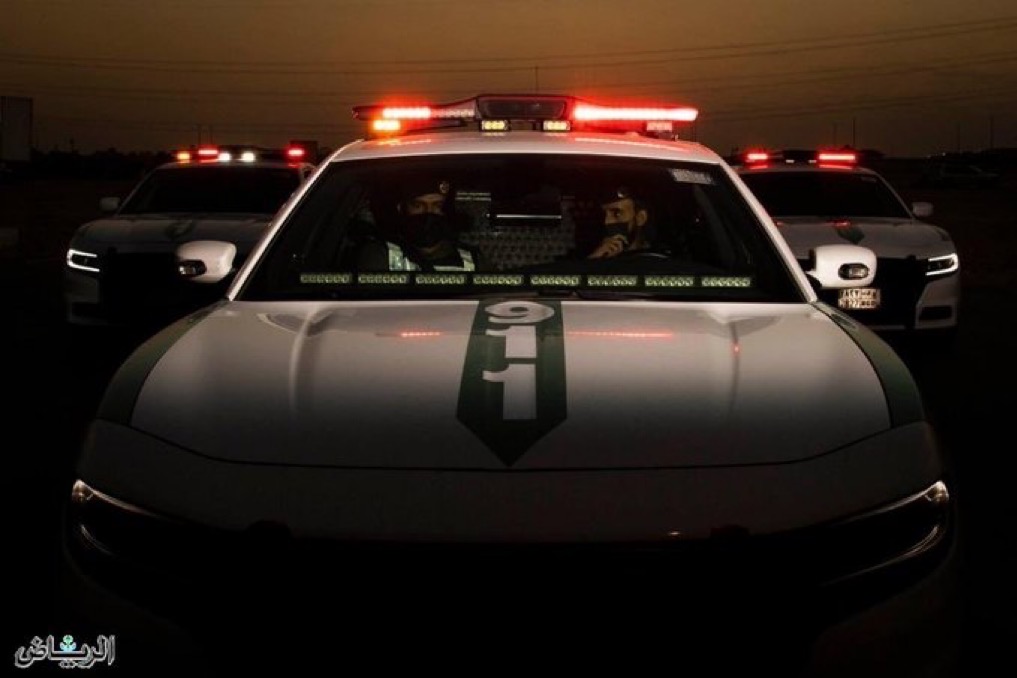حادث انحراف مركبة أمنية في الرياض يؤدي إلى سقوطها من الجسر