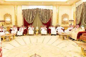 نواف وتركي وسلطان بن عبد العزيز يلتقون المعزين في وفاة فقيدتهم – أخبار لايت السعودية