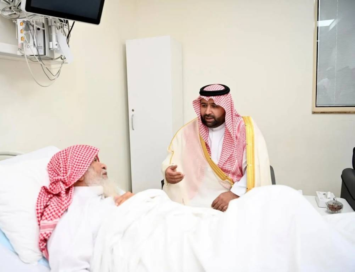 أمير جازان ونائبه يزوران الشيخ العامري للاطمئنان على صحته
