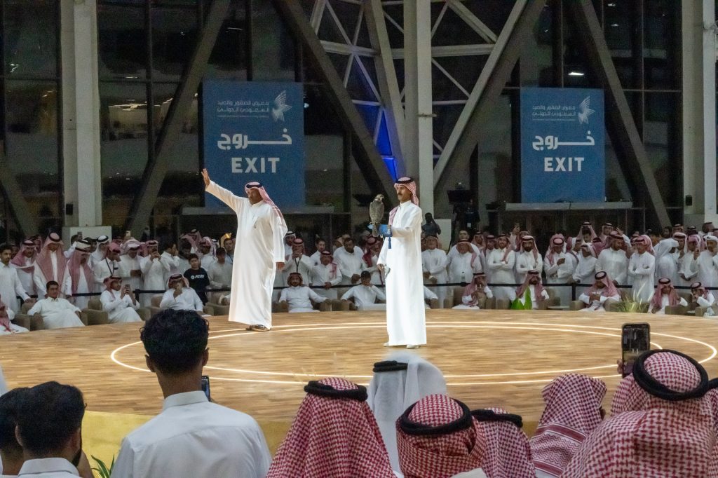 مزاد نادي الصقور السعودي 2025: بيع صقر طرح في جازان مقابل 100 ألف ريال