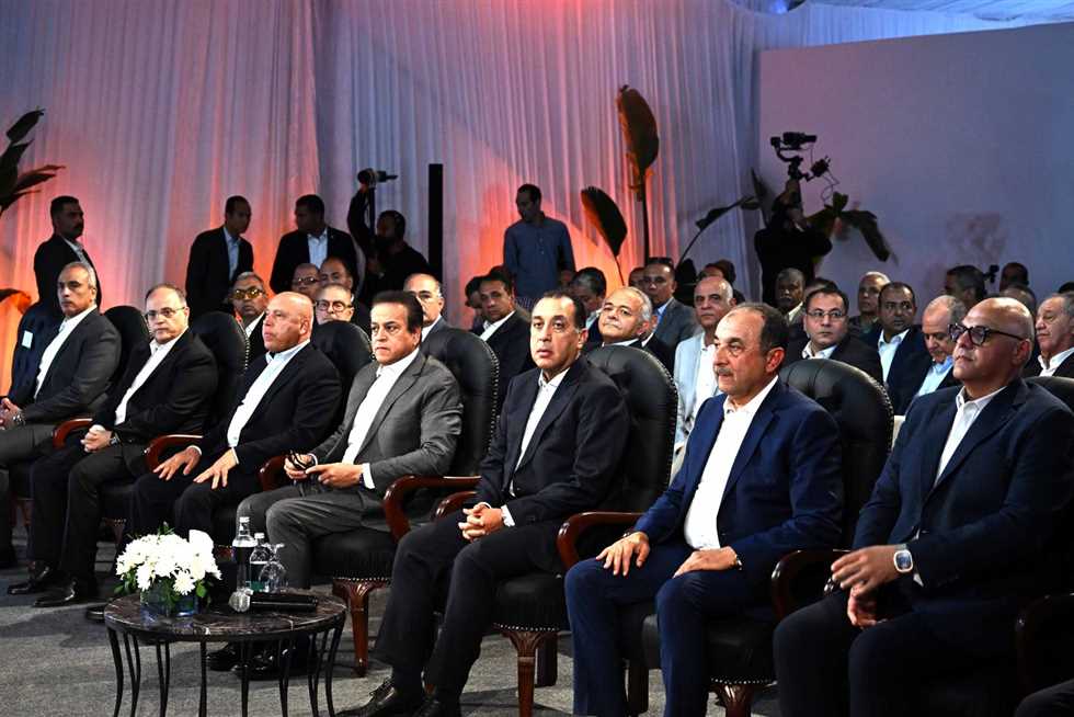 مدبولي يناقش الأداء الاقتصادي ومشروعات تطوير القابضة للأدوية في القليوبية