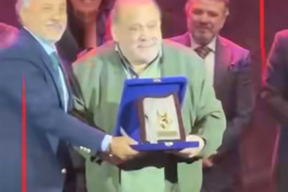 ضياء الميرغني يتأثر ويذرف الدموع أثناء تكريمه في مهرجان نقابة المهن التمثيلية (فيديو)