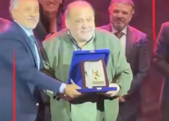 ضياء الميرغني يذرف الدموع أثناء تكريمه في مهرجان نقابة المهن التمثيلية (فيديو)