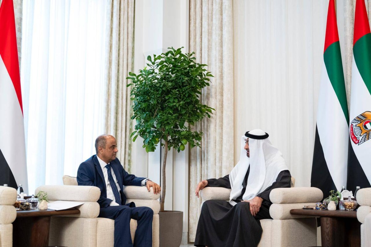 محمد بن زايد يستعرض مع رئيس الوزراء اليمني آليات تعزيز العلاقات الثنائية