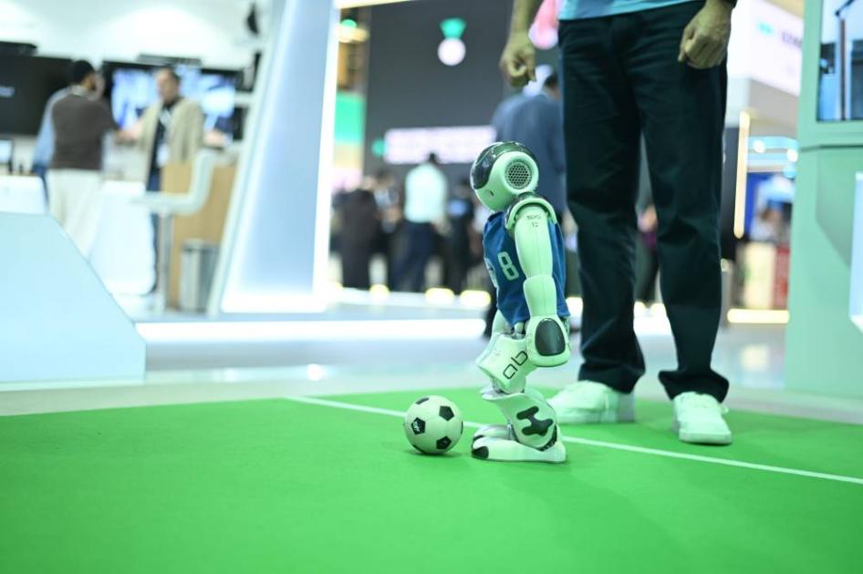 استمتع بمنافسات الكرة القدم بين الروبوتات في «جيتكس 2025»! (فيديو)