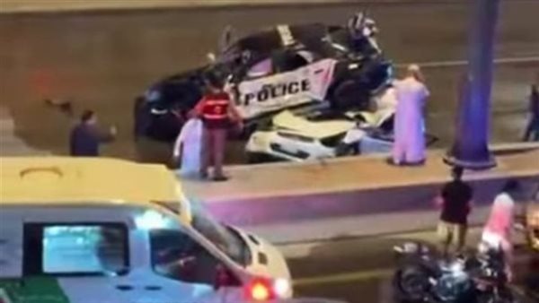 لحظة مؤلمة: سيارة شرطة سعودية تسقط على مواطن مصري أثناء مطاردة بوليسية (فيديو)