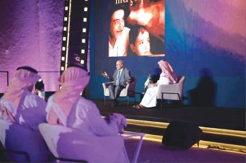 جريدة الرياض: ختام ملتقى النقد يتنقل من الأجواء التقليدية إلى عالم الشاشات