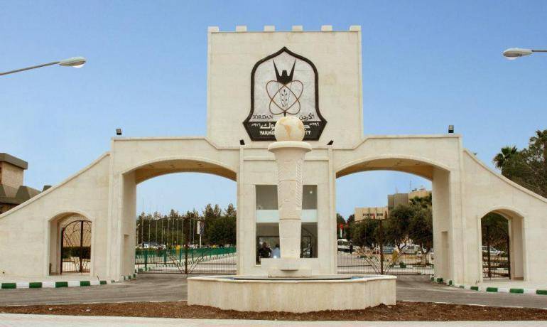 دعوا الجامعة تُدار بالعلم وليس بالهاتف: دعوة عاجلة لإعادة القيمة الأكاديمية