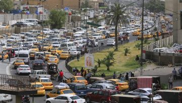صور المرشحين تتناثر في الشوارع بعد هبوب رياح خفيفة في اليوم الثاني من الحملة الانتخابية