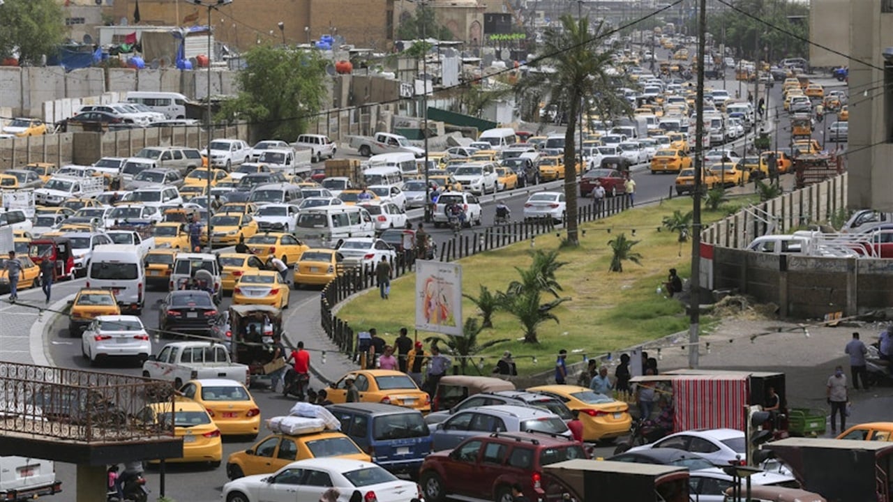 صور المرشحين تتناثر في الشوارع بعد هبوب رياح خفيفة في اليوم الثاني من الحملة الانتخابية