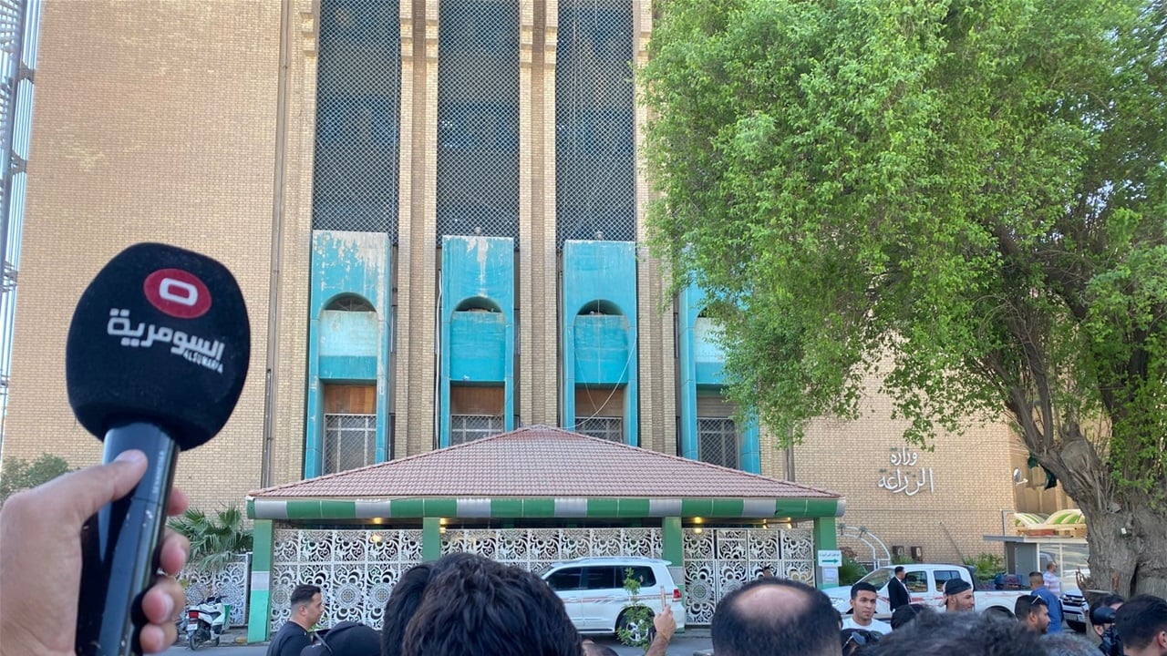 تجار يحاصرون وزارة الزراعة احتجاجاً على قرار حظر استيراد الدجاج والبيض (صور)
