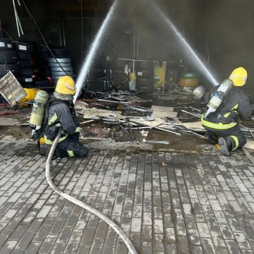 حريق مدمر يجيز محلاً تجاريًا في حي المرسلات بالرياض
