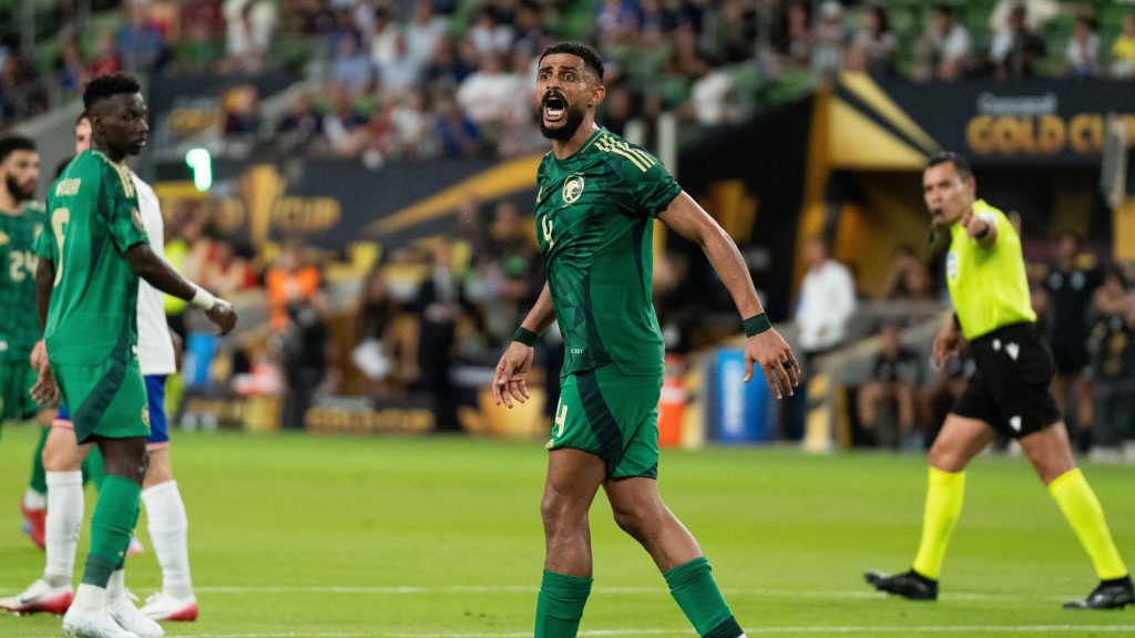 استدعاء مفاجئ يُعيد العمري إلى صفوف المنتخب السعودي بعد الإصابات
