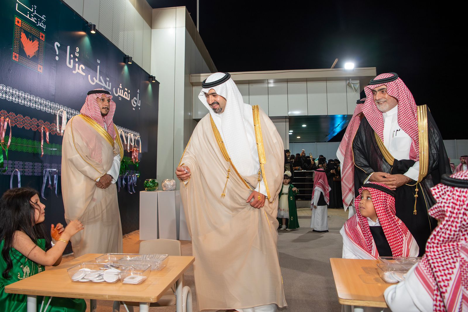 نائب أمير تبوك يحتفل باليوم الوطني الـ95 مع إدارة التعليم بالمنطقة