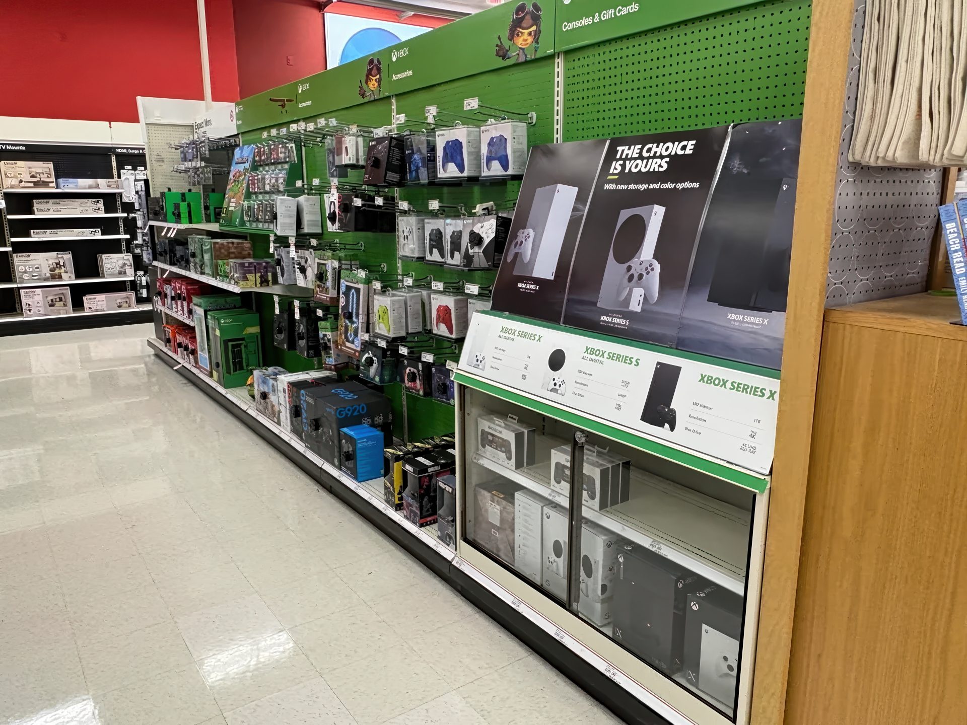 مايكروسوفت تنفي الشائعات وتؤكد: منتجاتنا ما زالت تباع في متاجر Target و Walmart