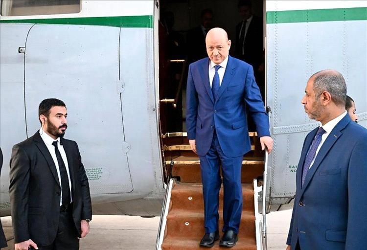 الرئيس رشاد العليمي يصل العاصمة المؤقتة عدن برفقة اللواء محمود الصبيحي
