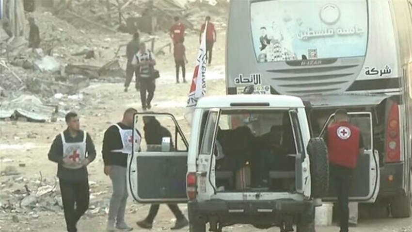 الصليب الأحمر يشرع في تنفيذ عملية الإفراج عن الرهائن الإسرائيليين