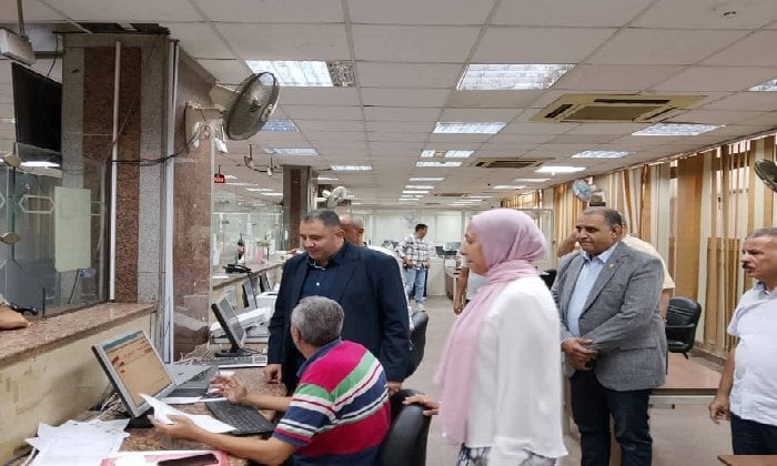 نائب محافظ القاهرة يزور المركز التكنولوجي في مجمع الأحياء بشمال العاصمة لتسهيل الإجراءات