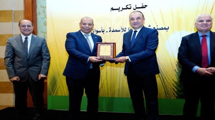 وزير قطاع الأعمال يكرم الشركات المصرية المتميزة في صيانة شركة «كيما»