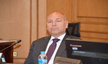 محافظ القاهرة يحيي ذكرى انتصارات أكتوبر بوضع إكليل من الزهور على قبور الشهداء