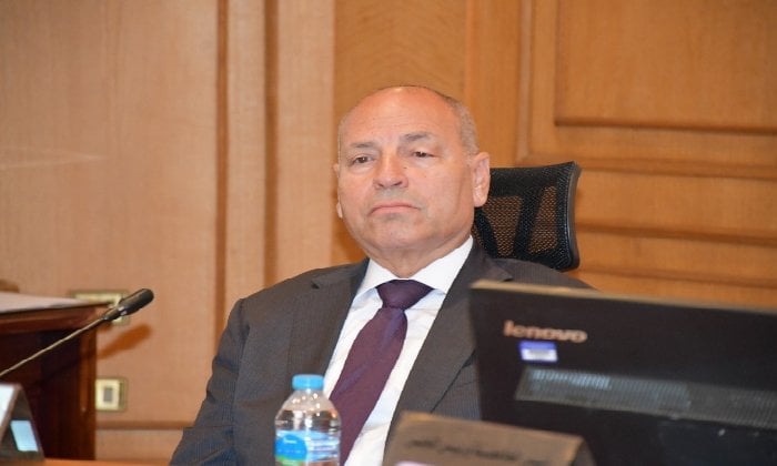 محافظ القاهرة يحيي ذكرى انتصارات أكتوبر بوضع إكليل من الزهور على قبور الشهداء