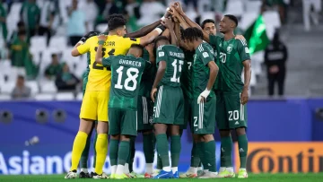 المواجهة الحاسمة: السعودية تتحدى إندونيسيا في الملحق الآسيوي لتصفيات كأس العالم 2026 – تعرفوا على الموعد والقنوات الناقلة!