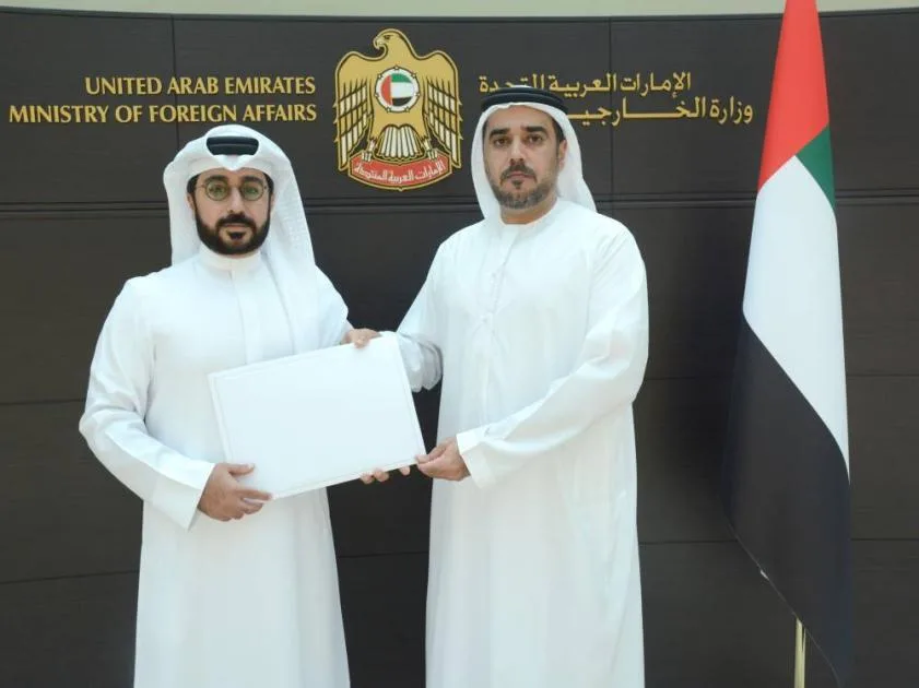 الخارجية تتسلم وثيقة البراءة القنصلية من القنصل البحريني