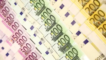 “جنون السكوار يشتعل مجددًا.. سعر اليورو مقابل الدينار الجزائري يقفز لمستويات تاريخية غير مسبوقة اليوم!”