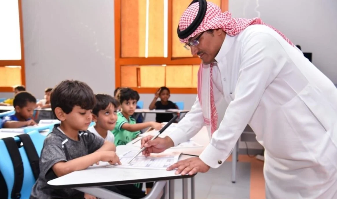 متى يحتفل السعوديون بيوم المعلم 1447؟ تفاصيل الفعاليات وموقف إجازة المعلمين والطلاب