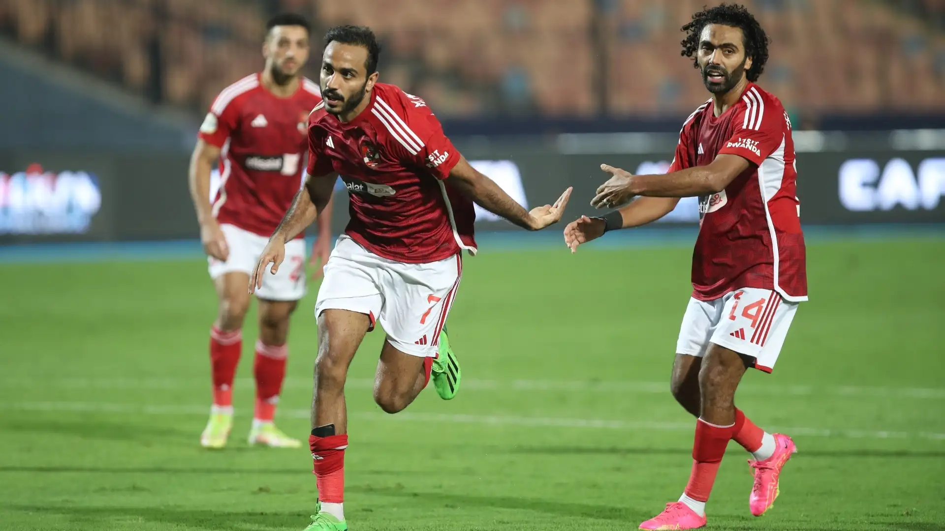 القنوات الناقلة لمباراة الاهلي اليوم وسموحة في الدوري الموعد والمعلق والتشكيل