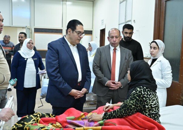 رئيس جامعة القاهرة يتفقد مرضى قصر العيني ويوجه بتشكيل لجنة فنية لبحث أسباب الحريق